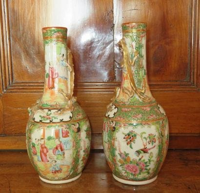 CHINE, CANTON
Paire de vases en porcelaine...
