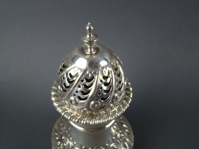 SAUPOUDROIR en argent. SHEFFIELD, FENTON...