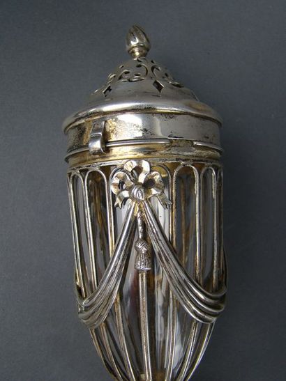 SAUPOUDROIR en argent. CHESTER, HASELER Brothers...