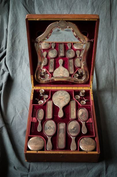 NECESSAIRE DE TOILETTE DE VOYAGE en argent,...