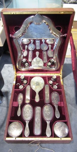 NECESSAIRE DE TOILETTE DE VOYAGE en argent,...