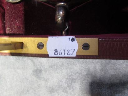 NECESSAIRE DE TOILETTE DE VOYAGE en argent,...