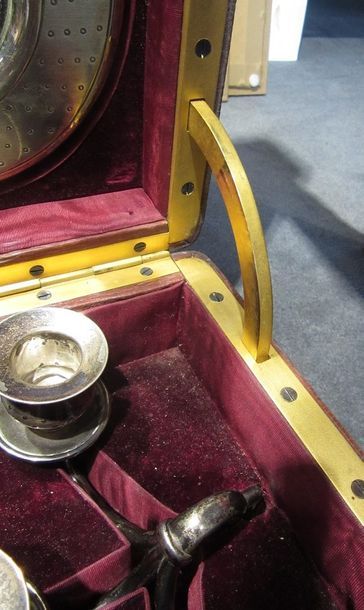 NECESSAIRE DE TOILETTE DE VOYAGE en argent,...