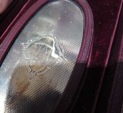 NECESSAIRE DE TOILETTE DE VOYAGE en argent,...