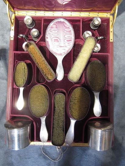 NECESSAIRE DE TOILETTE DE VOYAGE en argent,...