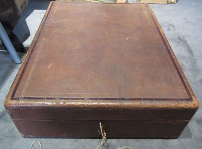 NECESSAIRE DE TOILETTE DE VOYAGE en argent,...