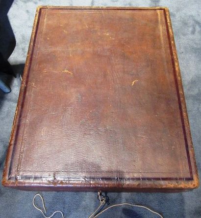 NECESSAIRE DE TOILETTE DE VOYAGE en argent,...