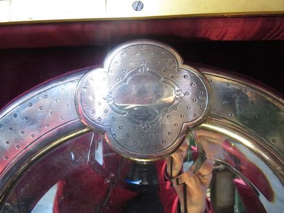 NECESSAIRE DE TOILETTE DE VOYAGE en argent,...