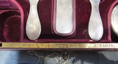 NECESSAIRE DE TOILETTE DE VOYAGE en argent,...