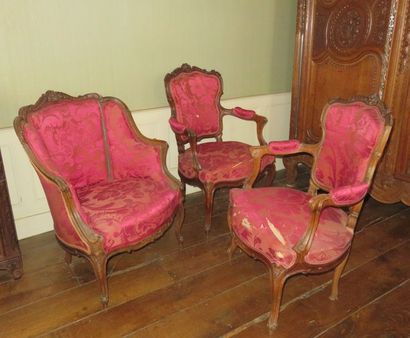 Partie de salon en noyer mouluré et sculpté...