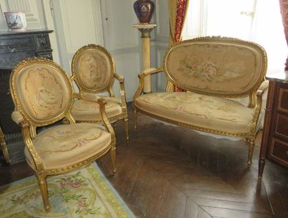 Salon comprenant une suite de quatre fauteuils...