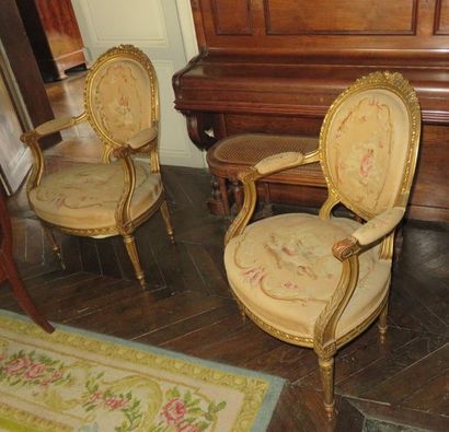 Salon comprenant une suite de quatre fauteuils...