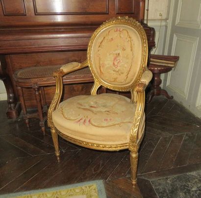 Salon comprenant une suite de quatre fauteuils...