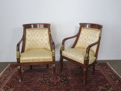 Paire de fauteuils en acajou, placage d’acajou...