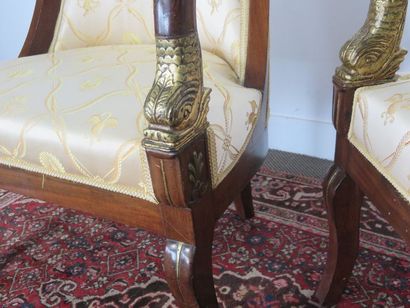 Paire de fauteuils en acajou, placage d’acajou...