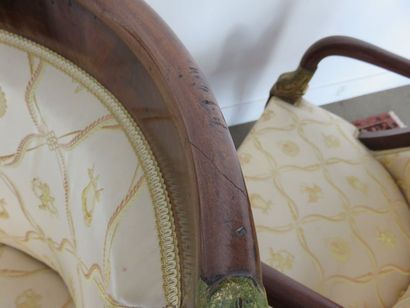 Paire de fauteuils en acajou, placage d’acajou...