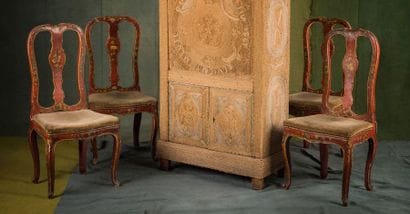 Suite de quatre chaises en bois laqué rouge...
