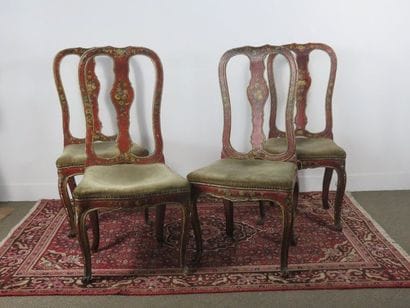 Suite de quatre chaises en bois laqué rouge...