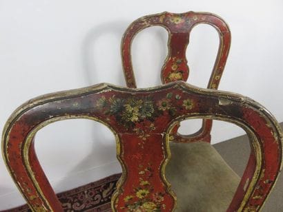 Suite de quatre chaises en bois laqué rouge...