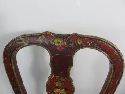 Suite de quatre chaises en bois laqué rouge...