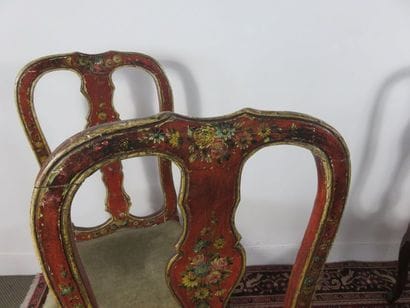 Suite de quatre chaises en bois laqué rouge...