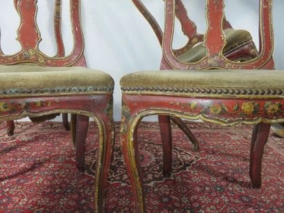 Suite de quatre chaises en bois laqué rouge...