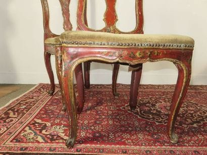 Suite de quatre chaises en bois laqué rouge...