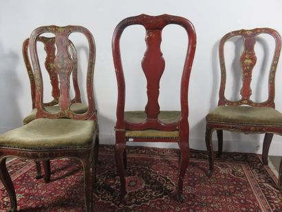 Suite de quatre chaises en bois laqué rouge...