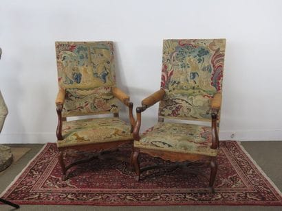 Paire de fauteuils en noyer mouluré à large...