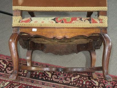 Paire de fauteuils en noyer mouluré à large...