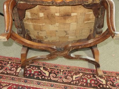 Paire de fauteuils en noyer mouluré à large...