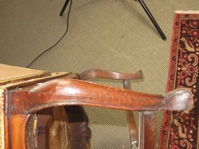 Paire de fauteuils en noyer mouluré à large...