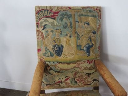 Paire de fauteuils en noyer mouluré à large...