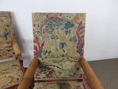 Paire de fauteuils en noyer mouluré à large...