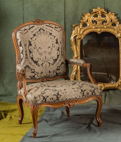 Large fauteuil à la Reine en hêtre mouluré...
