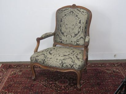 Large fauteuil à la Reine en hêtre mouluré...