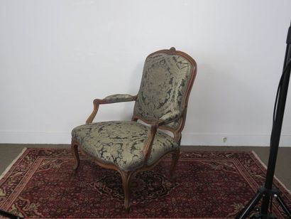 Large fauteuil à la Reine en hêtre mouluré...