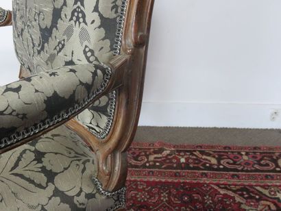 Large fauteuil à la Reine en hêtre mouluré...