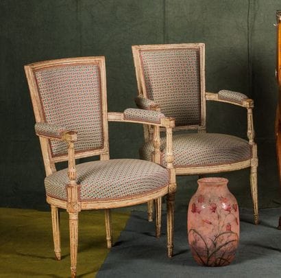 Paire de fauteuils en bois laqué gris mouluré...