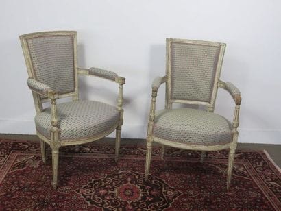 Paire de fauteuils en bois laqué gris mouluré...