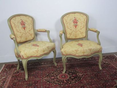 Deux fauteuils formant paire en bois laqué...