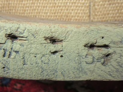 Deux fauteuils formant paire en bois laqué...