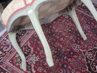 Deux fauteuils formant paire en bois laqué...