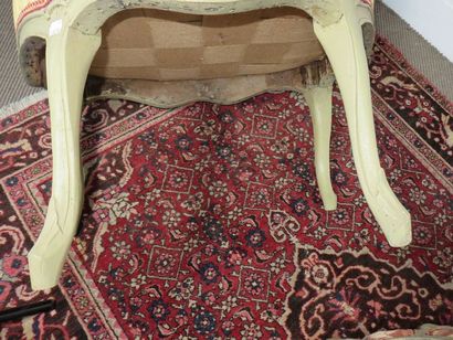 Deux fauteuils formant paire en bois laqué...