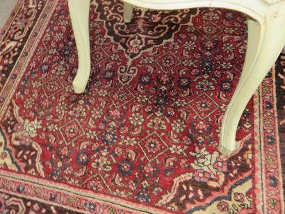 Deux fauteuils formant paire en bois laqué...