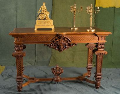 Grande table console en noyer mouluré et...