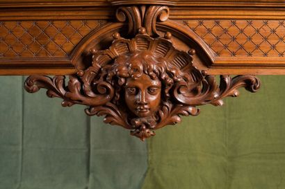Grande table console en noyer mouluré et...