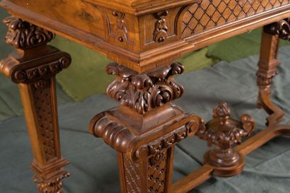 Grande table console en noyer mouluré et...