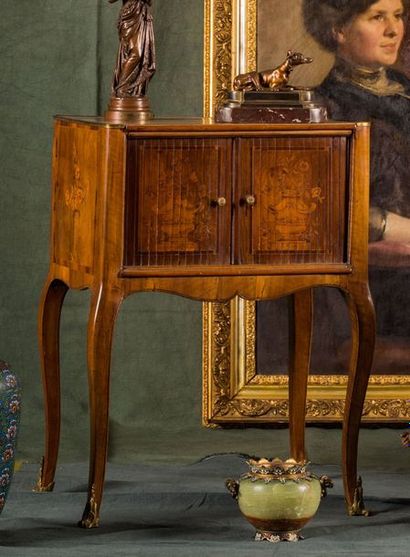 Table en noyer, placage de noyer et marqueterie...
