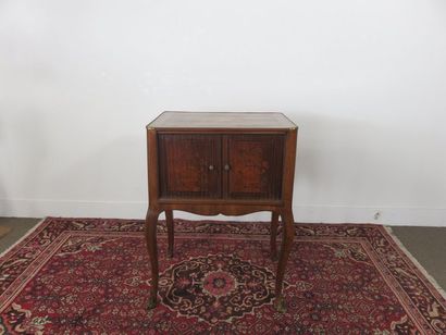 Table en noyer, placage de noyer et marqueterie...